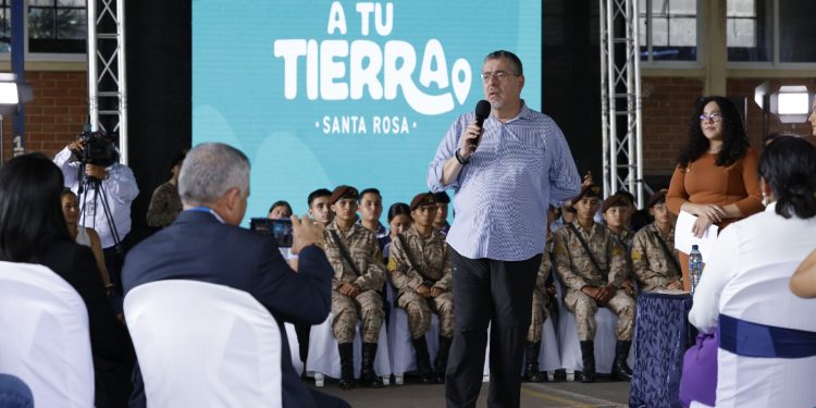 Presidente Bernardo Arévalo dialoga con la juventud de Santa Rosa