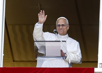 El papa León XIV en el rezo del Angelus. Cumple 70 años. / Foto: EFE.