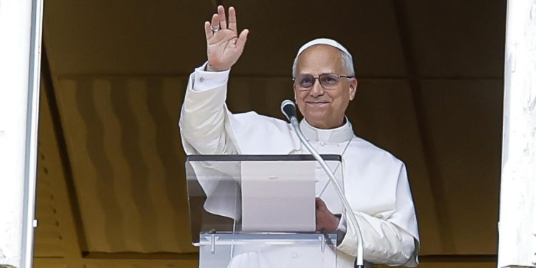 El papa León XIV en el rezo del Angelus. Cumple 70 años. / Foto: EFE.
