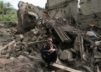 Un habitante de la provinciade Kunar, Afganistán, descansa cuando las esperanzas de hallar supervivientes se reducen.