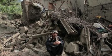 Un habitante de la provinciade Kunar, Afganistán, descansa cuando las esperanzas de hallar supervivientes se reducen.