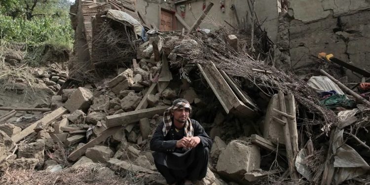 Un habitante de la provinciade Kunar, Afganistán, descansa cuando las esperanzas de hallar supervivientes se reducen.
