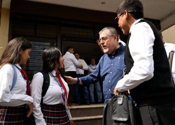 El presidente Bernardo Arévalo conversa con jóvenes de Santa Rosa sobre temas que inquietan a la juventud.