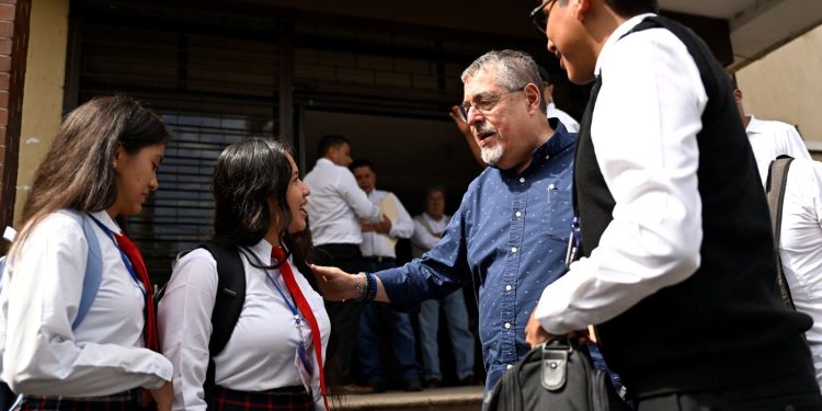 El presidente Bernardo Arévalo conversa con jóvenes de Santa Rosa sobre temas que inquietan a la juventud.