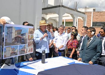 Desarrollo y dignidad El presidente Bernardo Arévalo, durante la supervisión de la construcción del centro de salud de San Miguel Dueñas, Sacatepéquez.