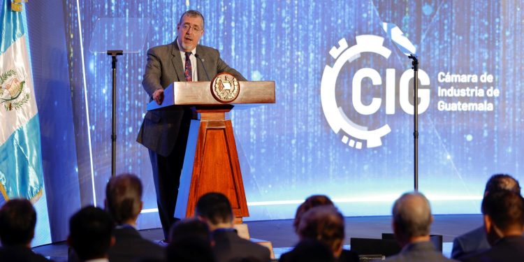 El presidente Bernardo Arévalo, durante su participación en el XX Congreso Industrial organizado por la CIG.
