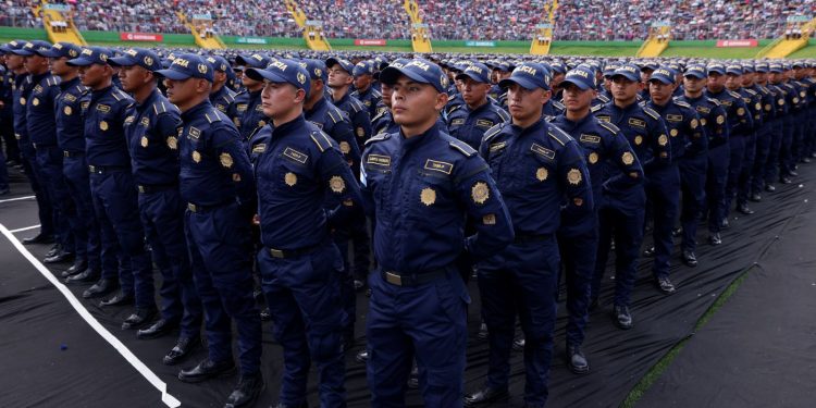 Más de 3 mil nuevos policías se suman este lunes a las fuerzas de la PNC para fortalecer la lucha contra la delincuencia.