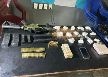Armas, cocaína y otros objetos que se localizaron dentro de un vehículos.
