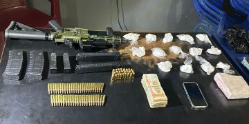 Armas, cocaína y otros objetos que se localizaron dentro de un vehículos.