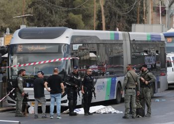 Solodados y policías examinan el lugar donde ocurrió el ataque en Jerusalén que dejó seis muertos 13 heridos.