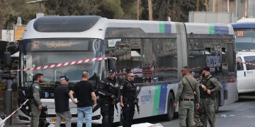 Solodados y policías examinan el lugar donde ocurrió el ataque en Jerusalén que dejó seis muertos 13 heridos.