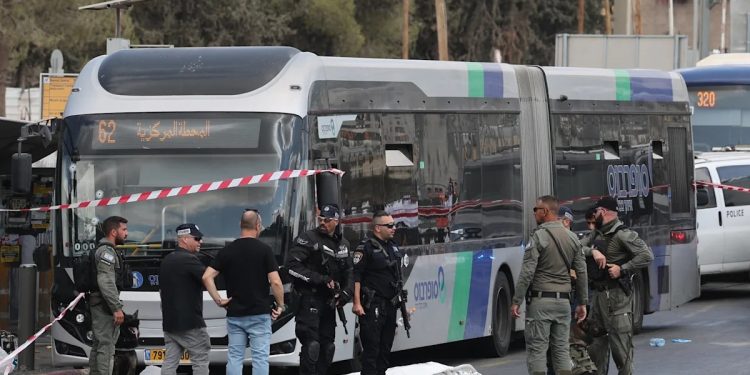 Solodados y policías examinan el lugar donde ocurrió el ataque en Jerusalén que dejó seis muertos 13 heridos.