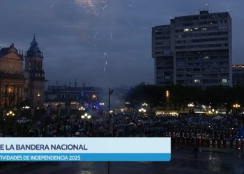 Con la arriada de la bandera de Guatemala en la Plaza de la Constitución, concluyen los actos protocolarios por la celebración del 204 aniversario de la Independencia.
