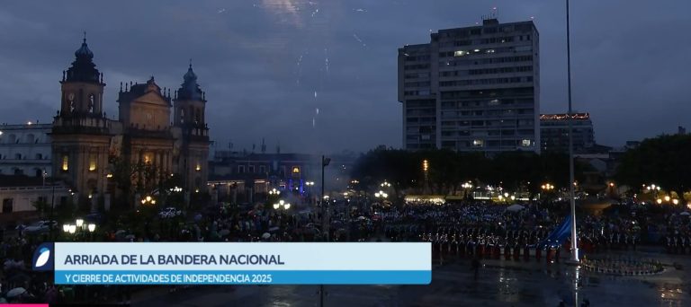 Con la arriada de la bandera de Guatemala en la Plaza de la Constitución, concluyen los actos protocolarios por la celebración del 204 aniversario de la Independencia.