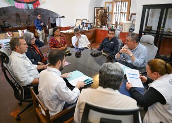 El presidente Bernardo Arévalo, en una reunión de trabajo con miembros de su gabinete y la gobernadora de Sacatepéquez, durante su gira A tu tierra en ese departamento.