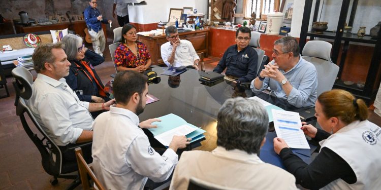El presidente Bernardo Arévalo, en una reunión de trabajo con miembros de su gabinete y la gobernadora de Sacatepéquez, durante su gira A tu tierra en ese departamento.