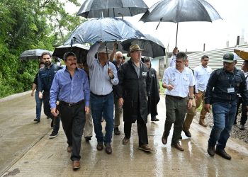 El presidente Bernardo Arévalo supervisa los avances de la construcción del centro de atención materno infantil de Nueva Santa Rosa.