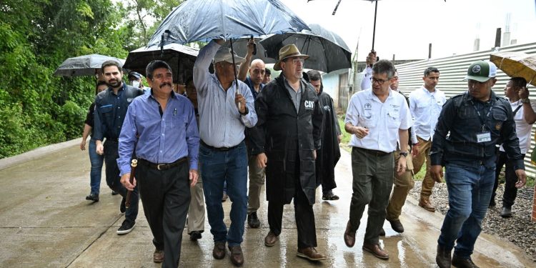 El presidente Bernardo Arévalo supervisa los avances de la construcción del centro de atención materno infantil de Nueva Santa Rosa.