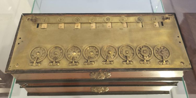 La calculadora, creada por Blas Pascal entre 1642 y 1645, aún funciona.