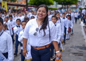 Una maestra participa junto a estudiantes en la cuarta caminata cívica en Retalhuleu.