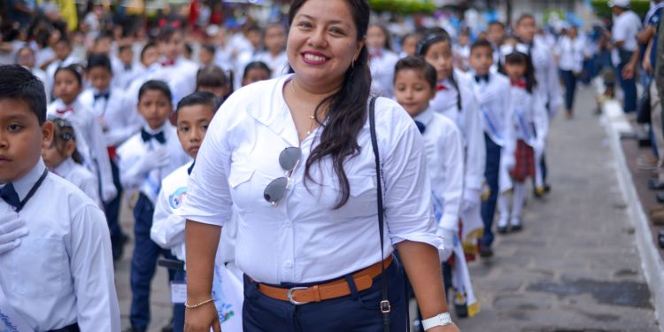 Una maestra participa junto a estudiantes en la cuarta caminata cívica en Retalhuleu.
