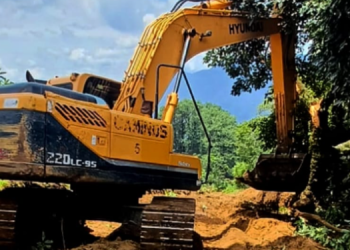 Maquinaria de la Dirección General de Caminos trabaja en la recuperación de rutas.
