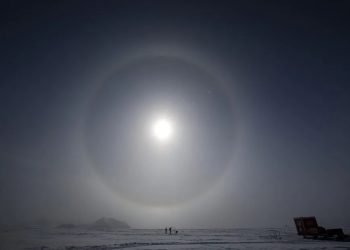 Capa de ozono Científicos miden la radiación solar en un campamento en la Antpartida.