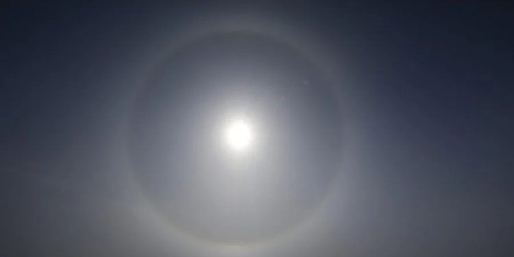 Capa de ozono Científicos miden la radiación solar en un campamento en la Antpartida.