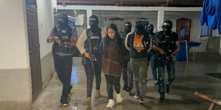 Agentes del Comando Antisecuestros de la PNC capturan a dos de los responsables del secuestro de una niña de 9 años a quien liberaron.