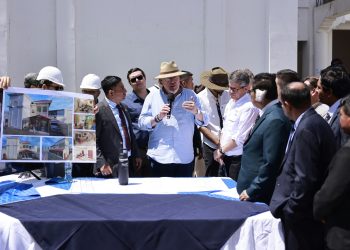 El presidente Bernardo Arévalo, durante la supervisión del centro de salud que se construye en San Miguel Dueñas, Sacatepéquez.