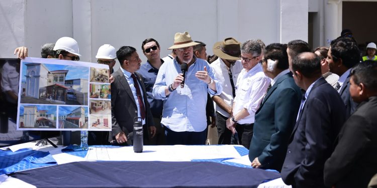 El presidente Bernardo Arévalo, durante la supervisión del centro de salud que se construye en San Miguel Dueñas, Sacatepéquez.