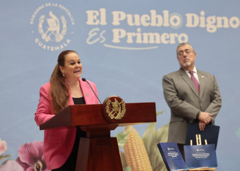 Ministra de Educación presentó el plan de trabajo 2026 utilizando la propuesta del presupuesto. (Foto: Noé Pérez)
