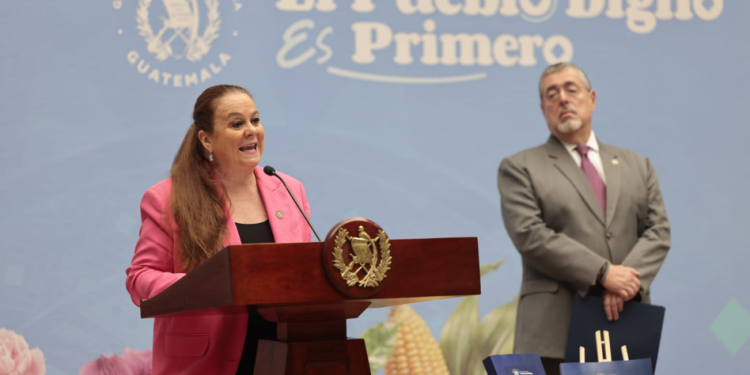 Ministra de Educación presentó el plan de trabajo 2026 utilizando la propuesta del presupuesto. (Foto: Noé Pérez)
