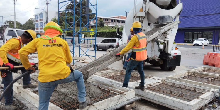 El paso a desnivel de la calzada Roosevelt continúa avanzando. / Foto: CIV.