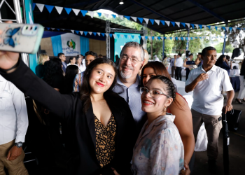 Presidente Bernardo Arévalo en diálogo con jóvenes de Santa Rosa. / Foto: Alex Jacinto.