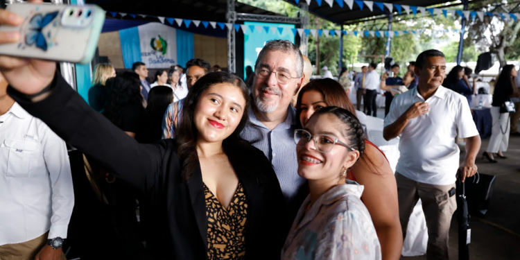 Presidente Bernardo Arévalo en diálogo con jóvenes de Santa Rosa. / Foto: Alex Jacinto.