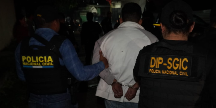 La PNC efectuó dos capturas durante los allanamientos. / Foto: PNC