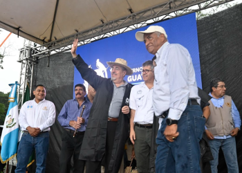 Presidente Arévalo culmina gira A Tu Tierra con supervisión en CAIMI en Santa Rosa