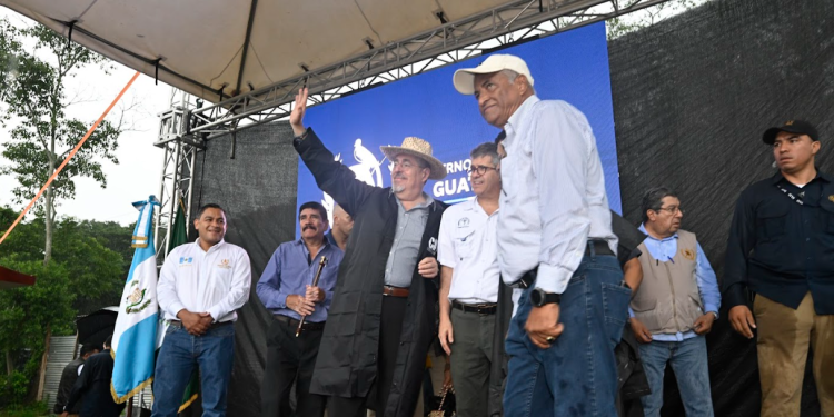 Presidente Arévalo culmina gira A Tu Tierra con supervisión en CAIMI en Santa Rosa