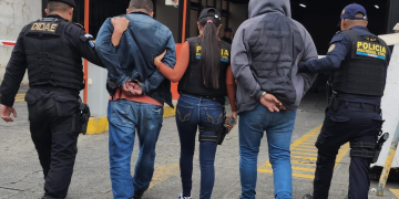 Las diligencias tuvieron como resultado la captura de tres personas vinculadas con una estructura dedicada a préstamos ilegales. / Foto: PNC.