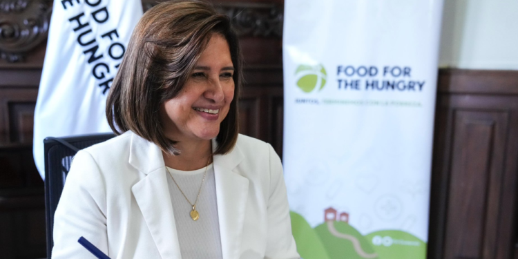 Vicepresidenta firma carta de entendimiento con Food for the Hungry. (Foto: Vicepresidencia)