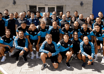 Guatemala vs. El Salvador: presidente Bernardo Arévalo visita a la selección nacional