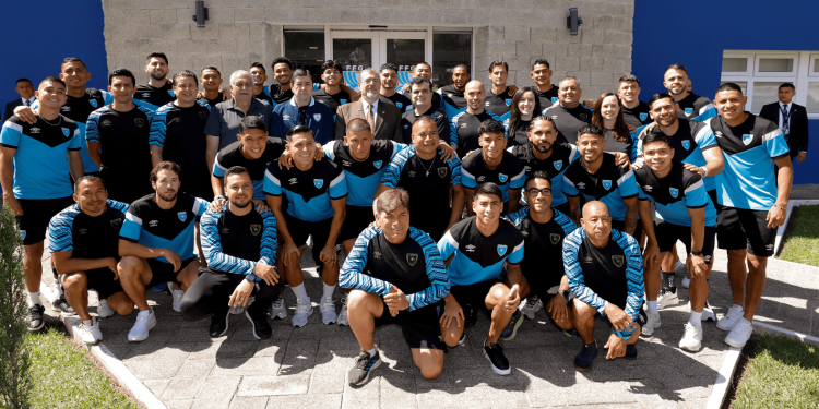 Guatemala vs. El Salvador: presidente Bernardo Arévalo visita a la selección nacional