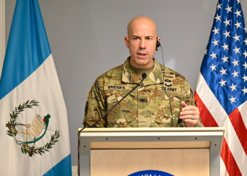 General de brigada de la Guardia Nacional de Arkansas, Olen Bridges, dio discurso en nombre del almirante del Comando Sur de Estados Unidos. / Foto: Álvaro Interiano.