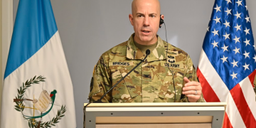 General de brigada de la Guardia Nacional de Arkansas, Olen Bridges, dio discurso en nombre del almirante del Comando Sur de Estados Unidos. / Foto: Álvaro Interiano.