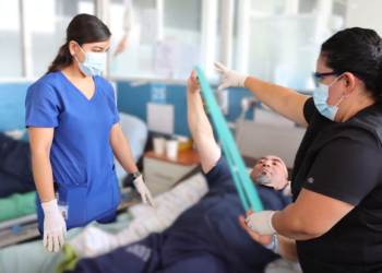 Fisioterapistas del Hospital General de Enfermedades trabajan en devolver movimiento y esperanza a los pacientes. (Foto: IGSS)