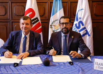 La unión de esfuerzos entre la SIT y el Mineduc reafirma el compromiso del Estado con la educación. / Foto: Alex Jacinto