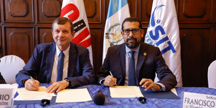 La unión de esfuerzos entre la SIT y el Mineduc reafirma el compromiso del Estado con la educación. / Foto: Alex Jacinto