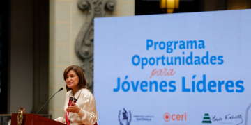 La vicepresidenta Karin Herrera encabezó la clausura de la primera cohorte del programa Oportunidades para Jóvenes Líderes. / Foto: Gilber García