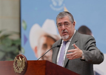 Presidente Bernardo Arévalo en La Ronda. / Foto: Analí Camey